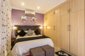 Room in Guest room - Ezulwini Guest House - Queen Room with Balcony for 2 guests in Ballito